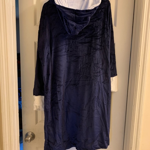 Robe - Picture 2 of 2